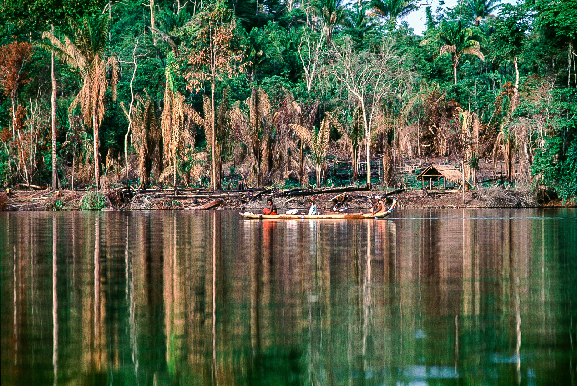 Famille indienne sur une pirogue.