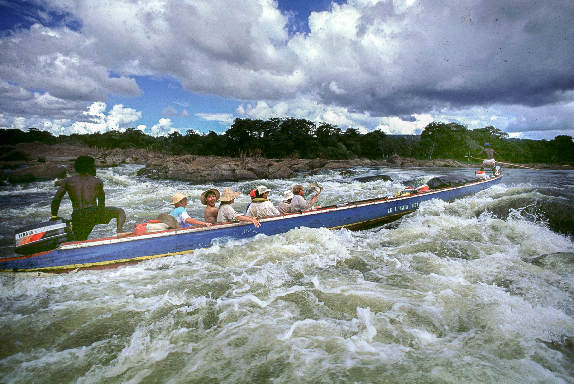 Le fleuve Maroni. Faire passer un "saut" avec la pirogue remplie de touristes n'est pas une mince affaire.