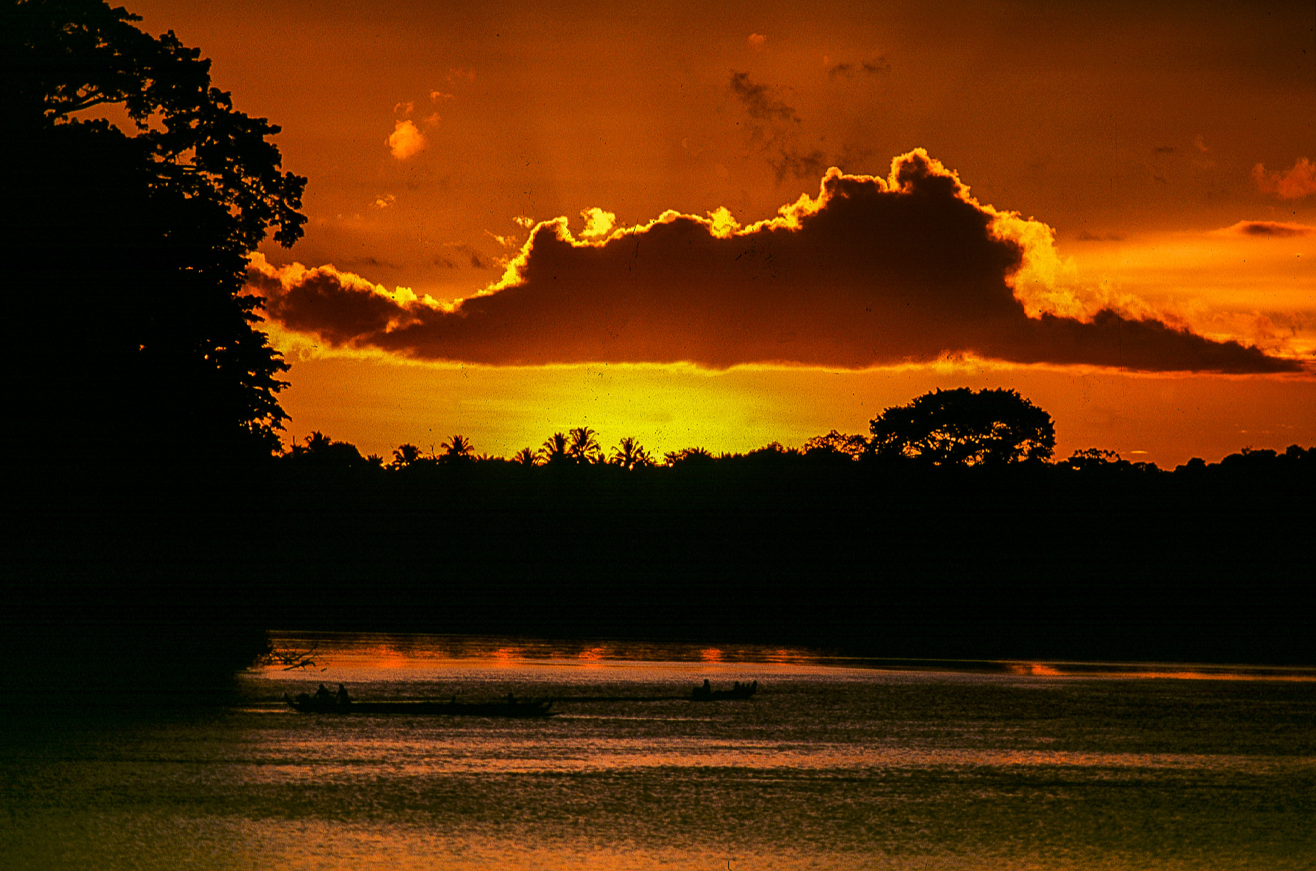 Les couchers du soleil sur le Maroni sont souvent superbes.