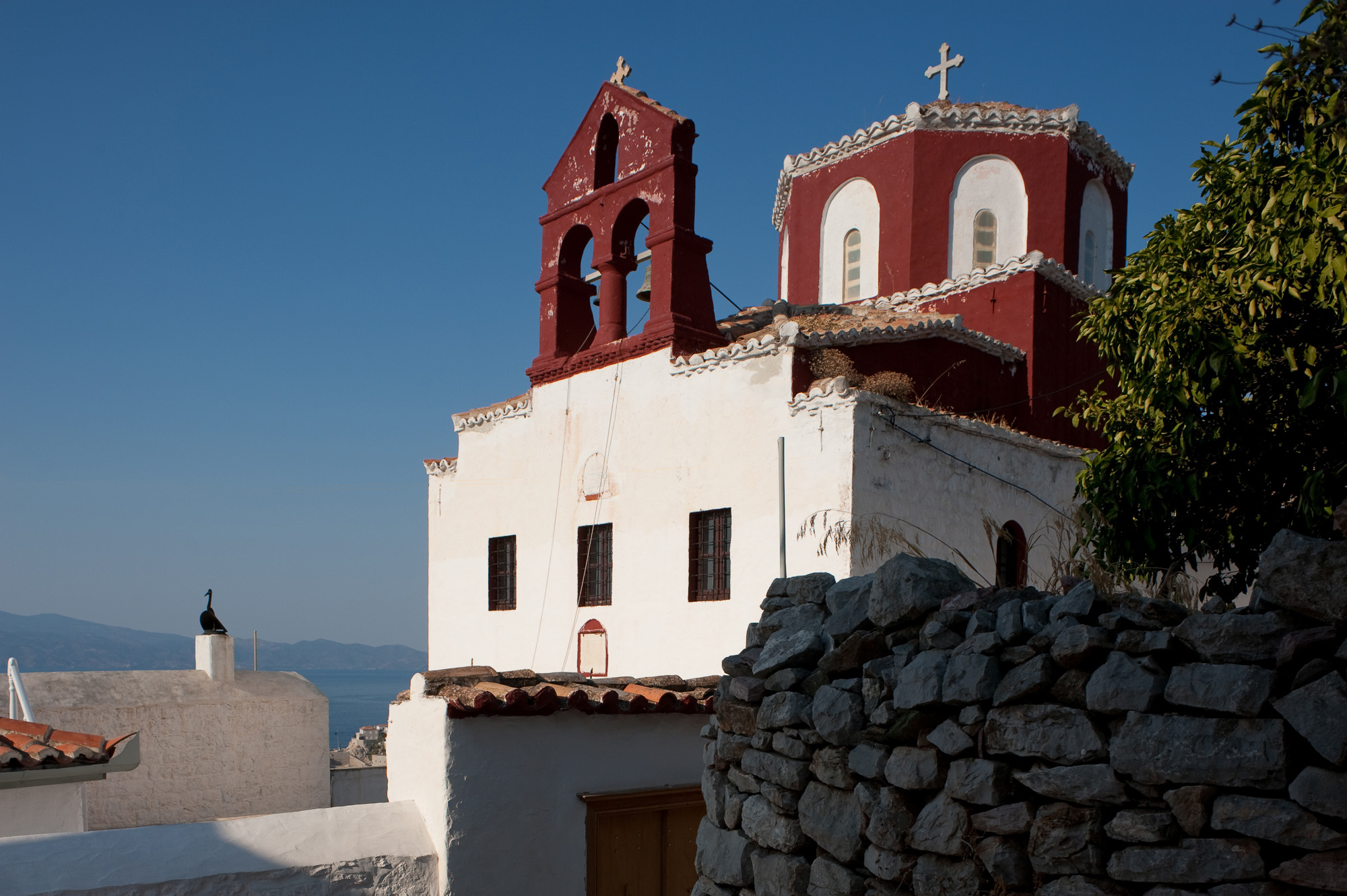 Dans les ruelles d'Hydra. Une des 300 églises orthodoxes de l'île.