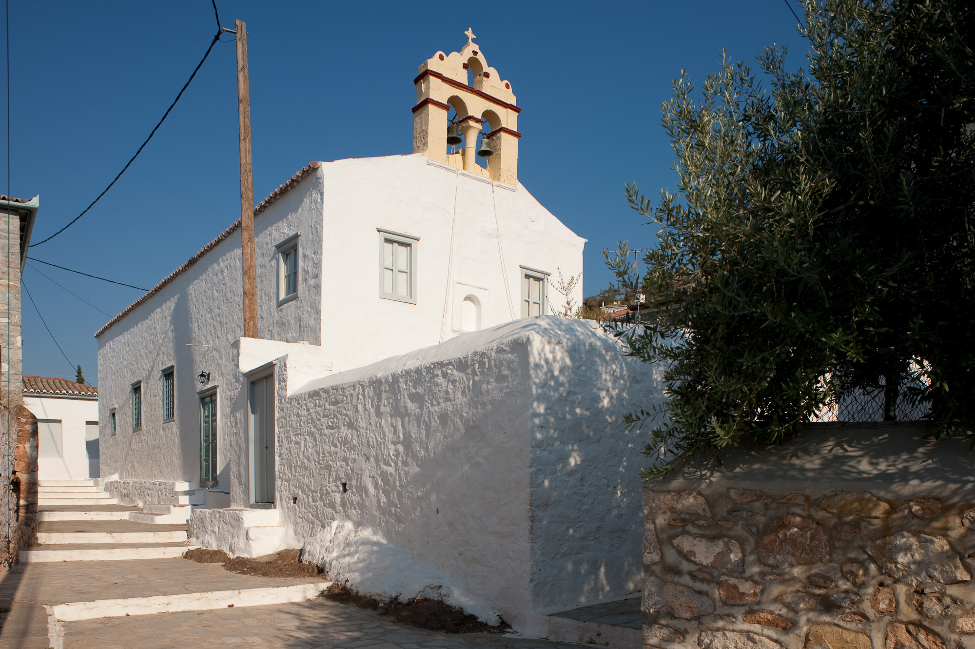 Dans les ruelles d'Hydra. Une des 300 églises orthodoxes de l'île.
