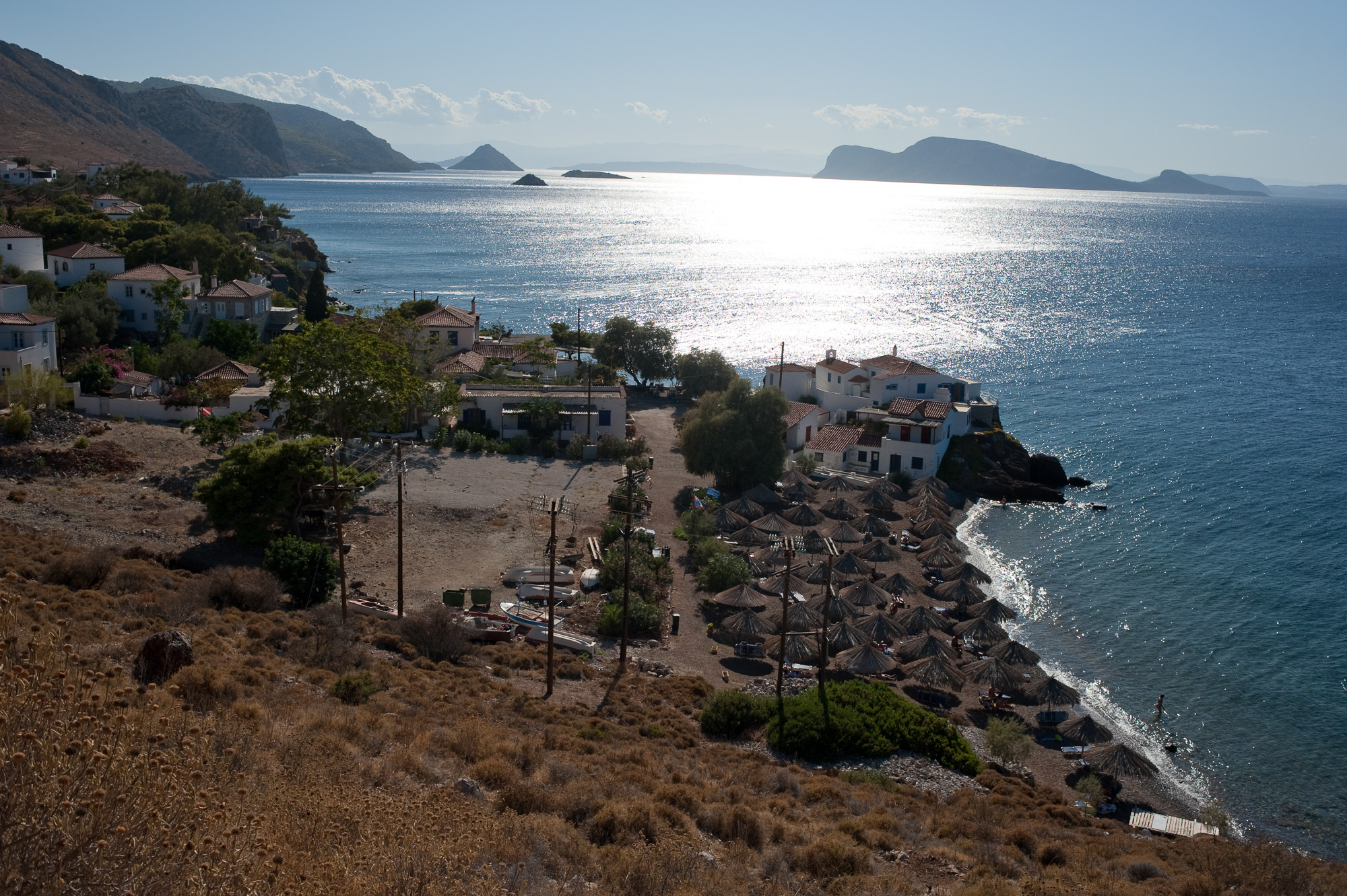 Survol de la plage de Vlychos.