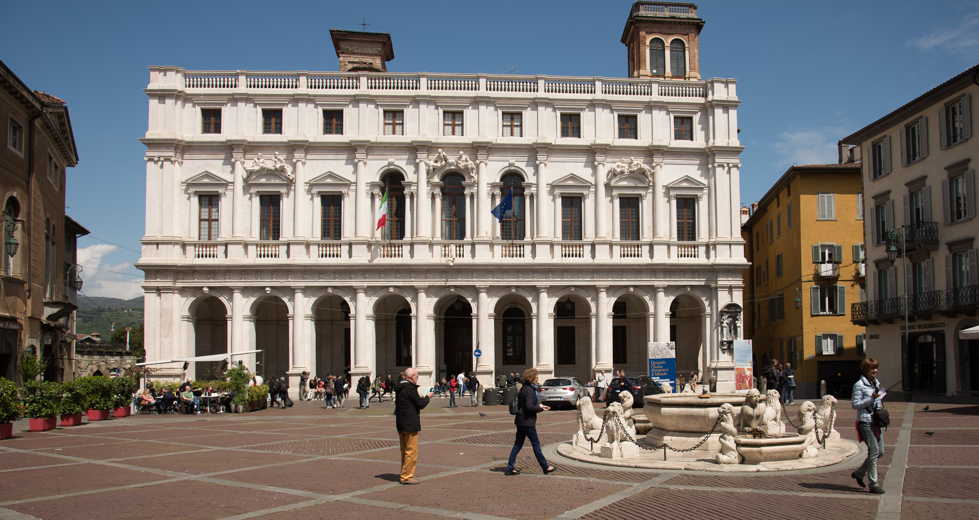 Bergame. Piazza Vecchia. Biblioteca Civica "Angelo Mai"  et la Fontaine.