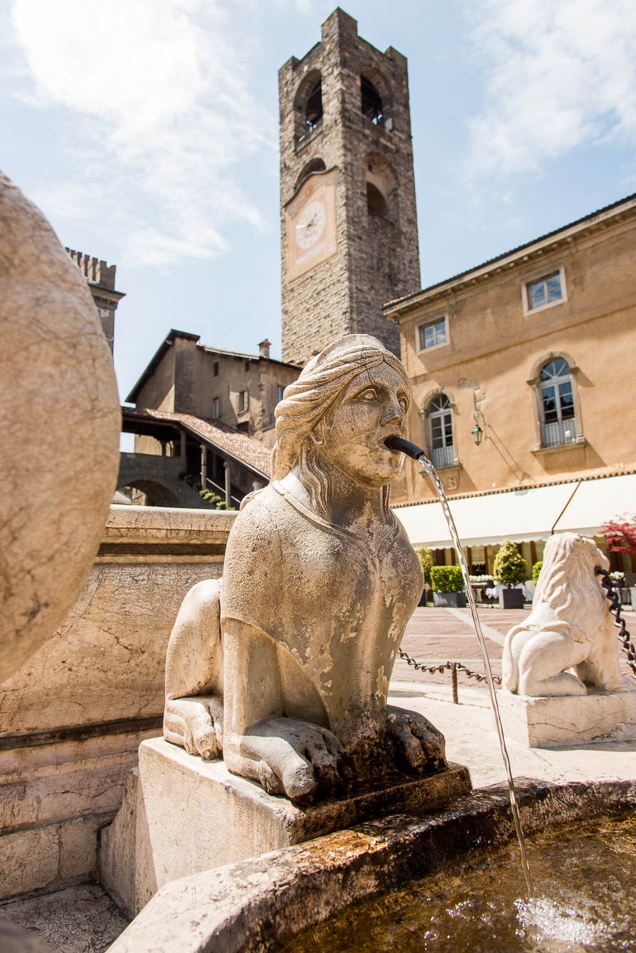 Bergame. Piazza Vecchia. Palazzo della Ragione et la Fontaine.