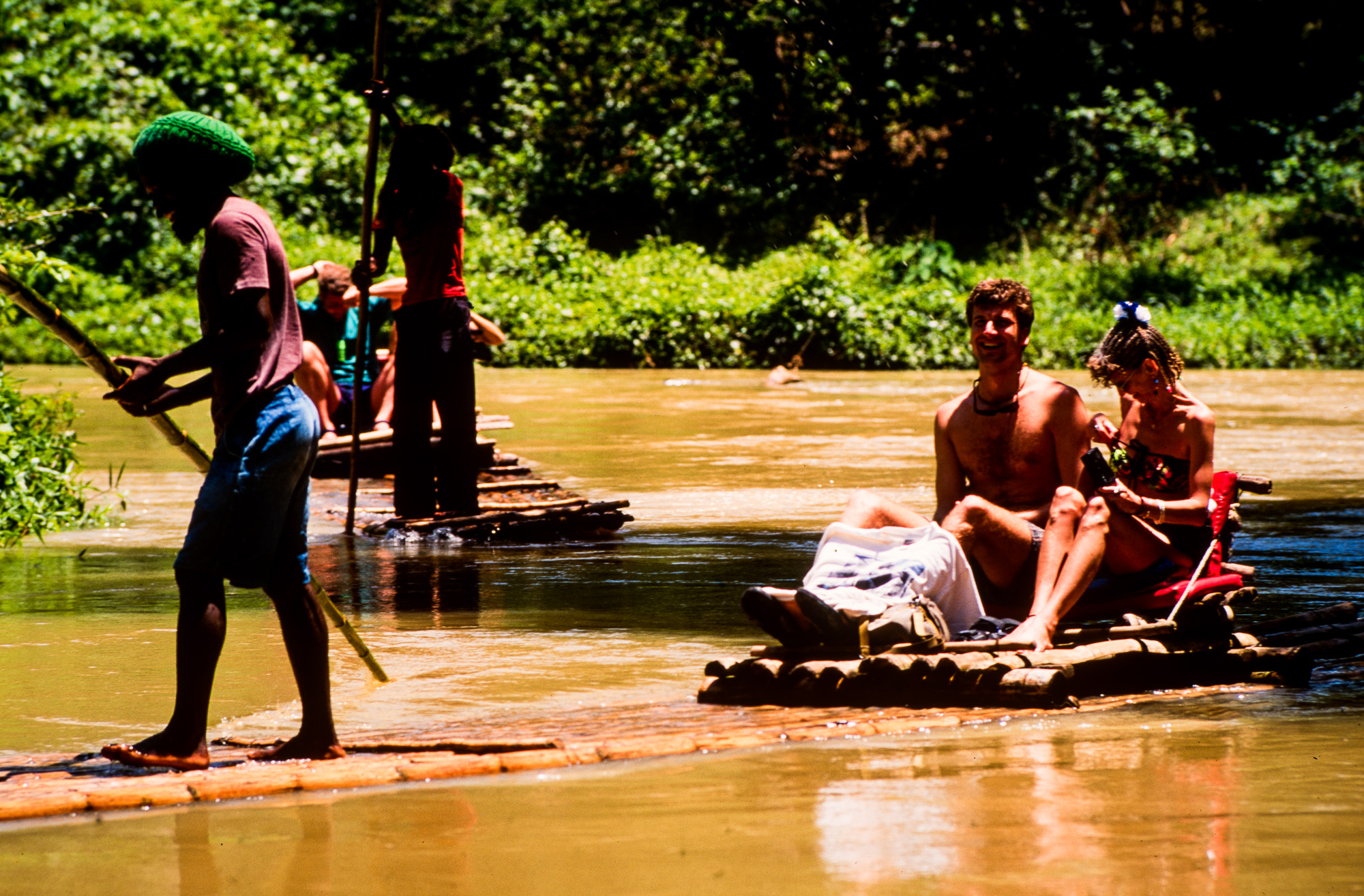 Rafting sur des radeaux de bambous.