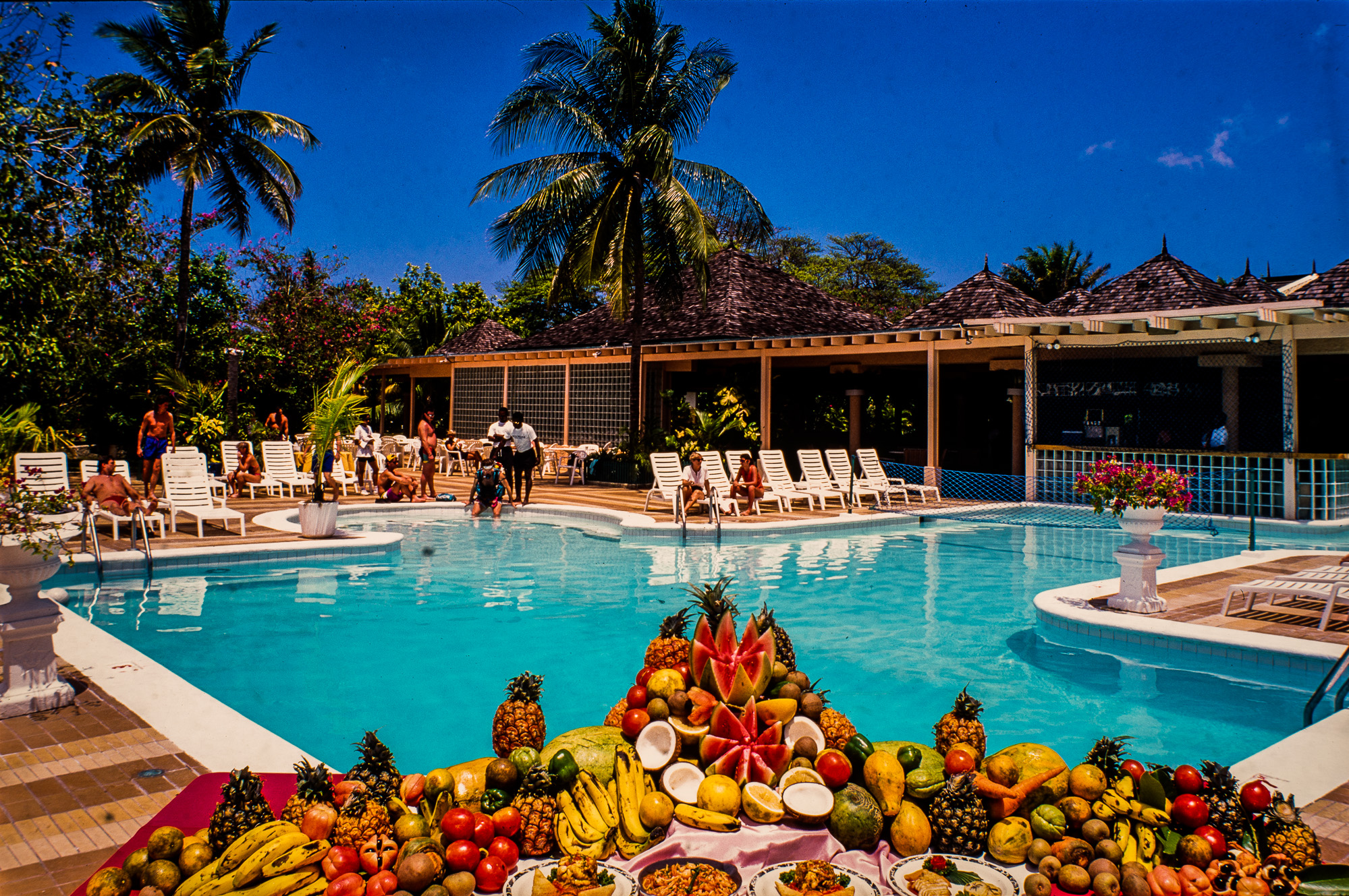 Hôtel Hedonism. Buffet de fruits exotiques devant la piscine.