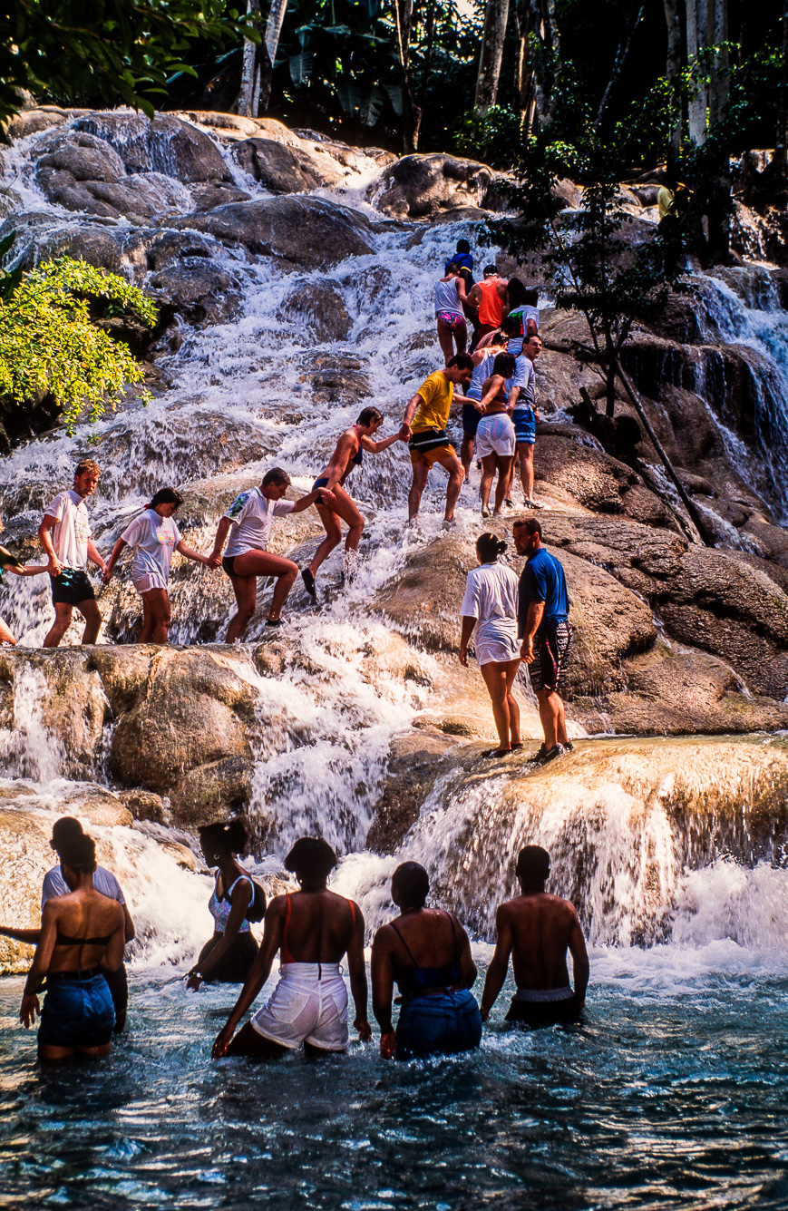 Baignade dans les "Dunn's River Falls". Un des fameux décors dans le film  "James Bond contre Docteur No".