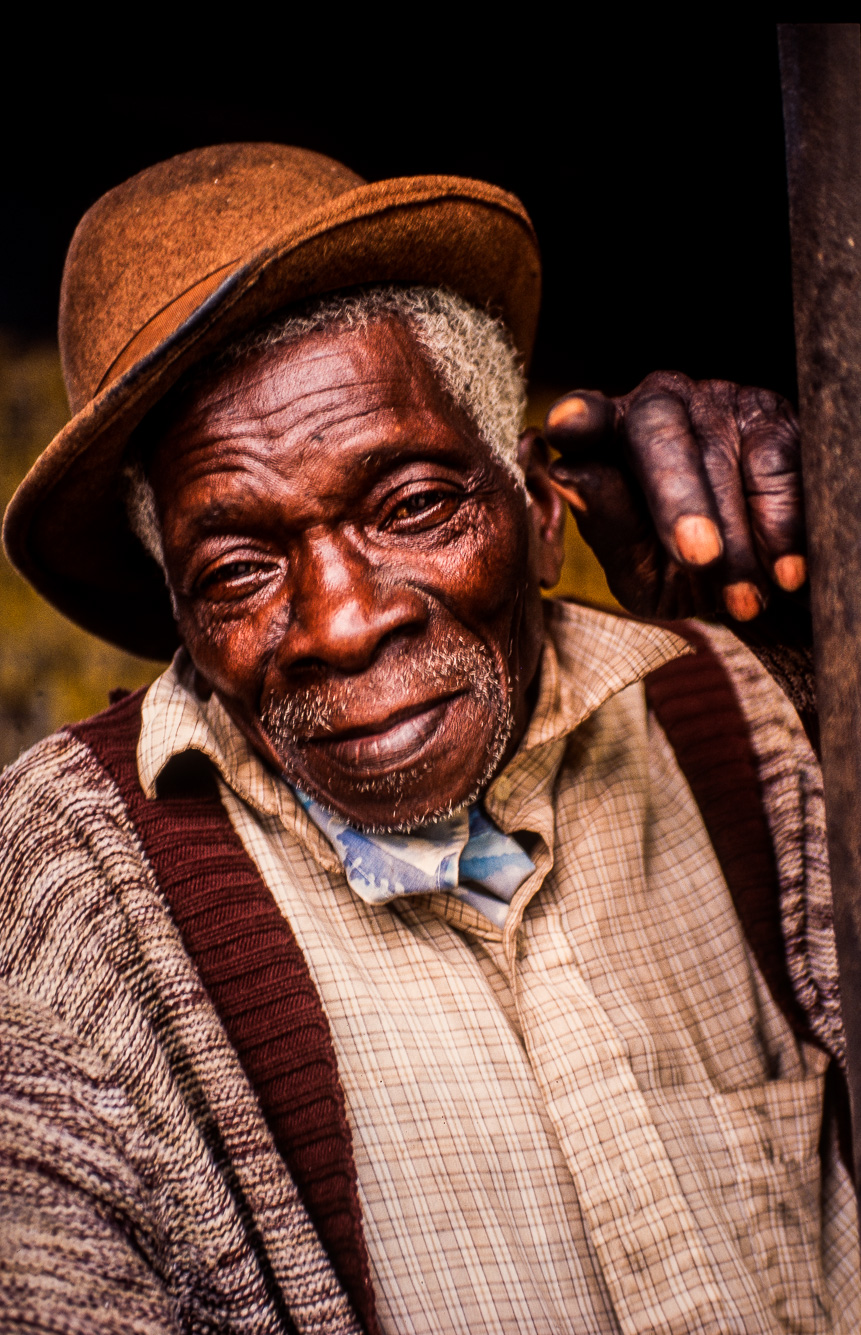 Vieux jamaicain sur la route de Kingston