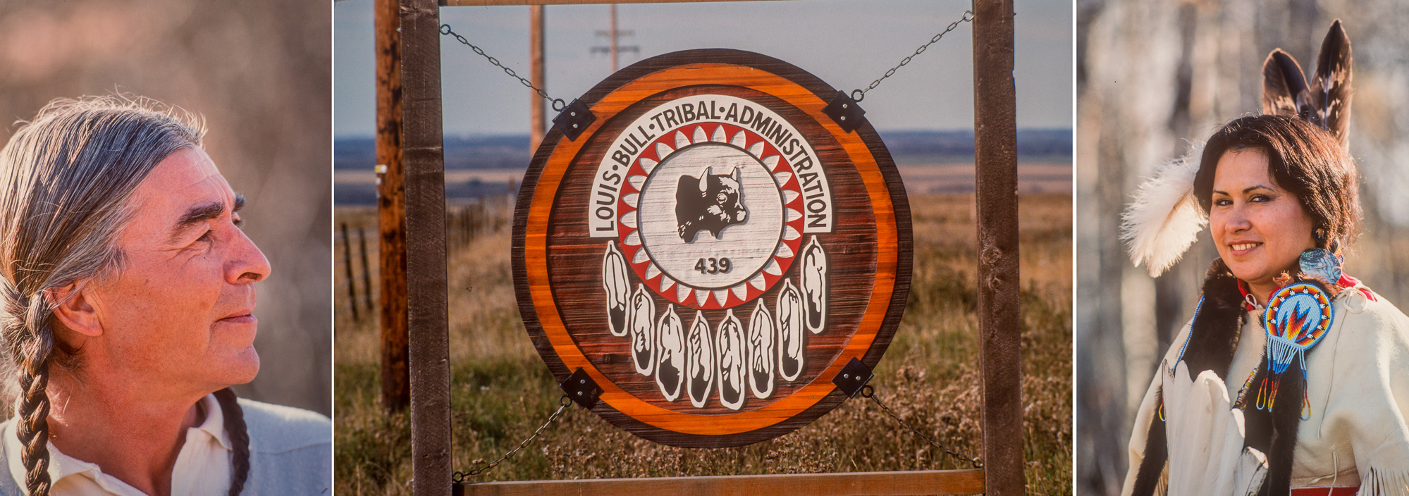 Hoobema - Emblème des Louis Bull dans la réserve "Cree" entouré d'Indiens en tenue traditionnelle.
