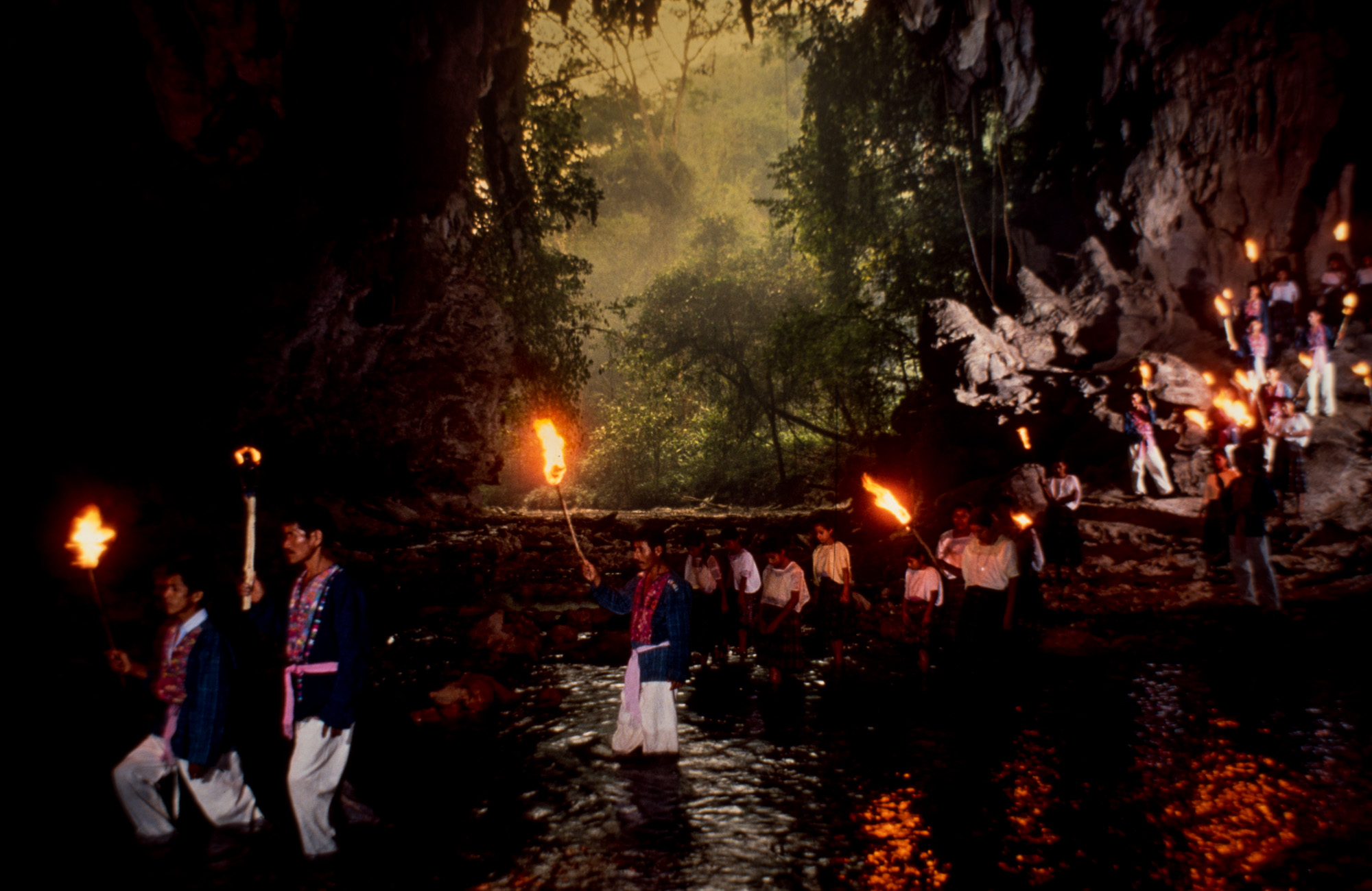 Processions et rituels Mayas dans la région de la Candelaria.Traversée de la rivière sacrée.