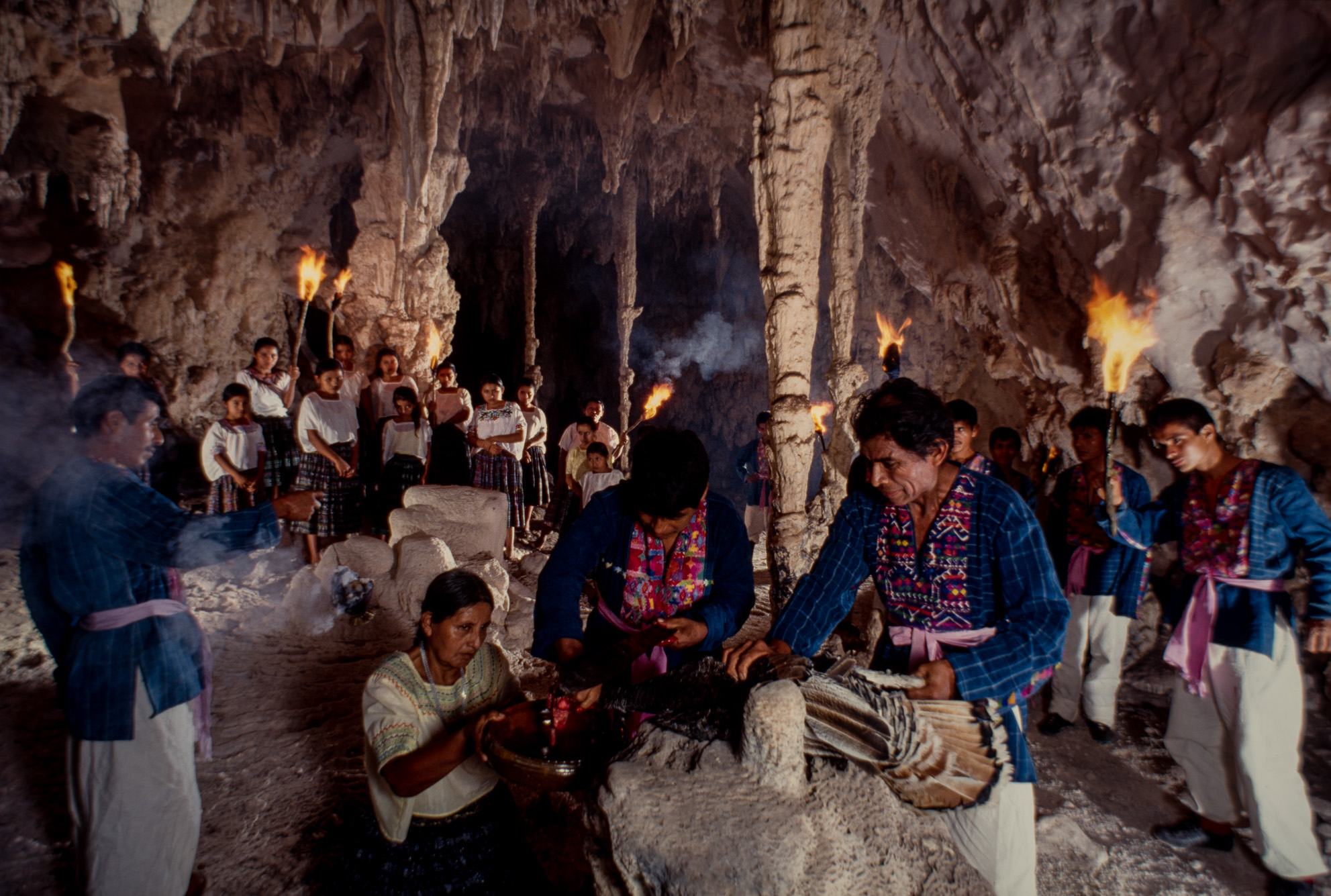 Processions et rituels Mayas dans la région de la Candelaria.Sacrifice d'une dinde dans une grotte secrète