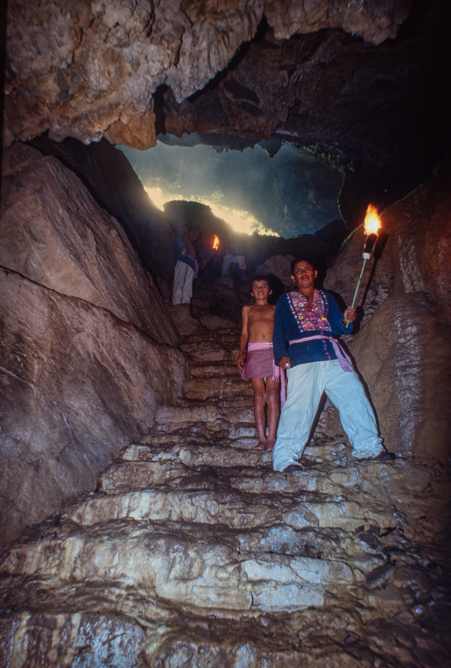 Processions et rituels Mayas dans la région de la Candelaria. escalier maya dont les marches datent du Préclassique.