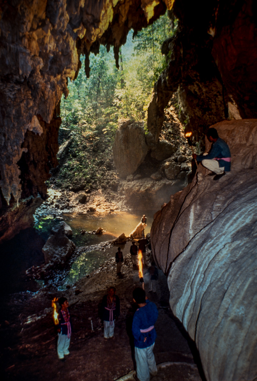 Processions et rituels Mayas dans la région de la Candelaria. La grotte près du camp de base.
