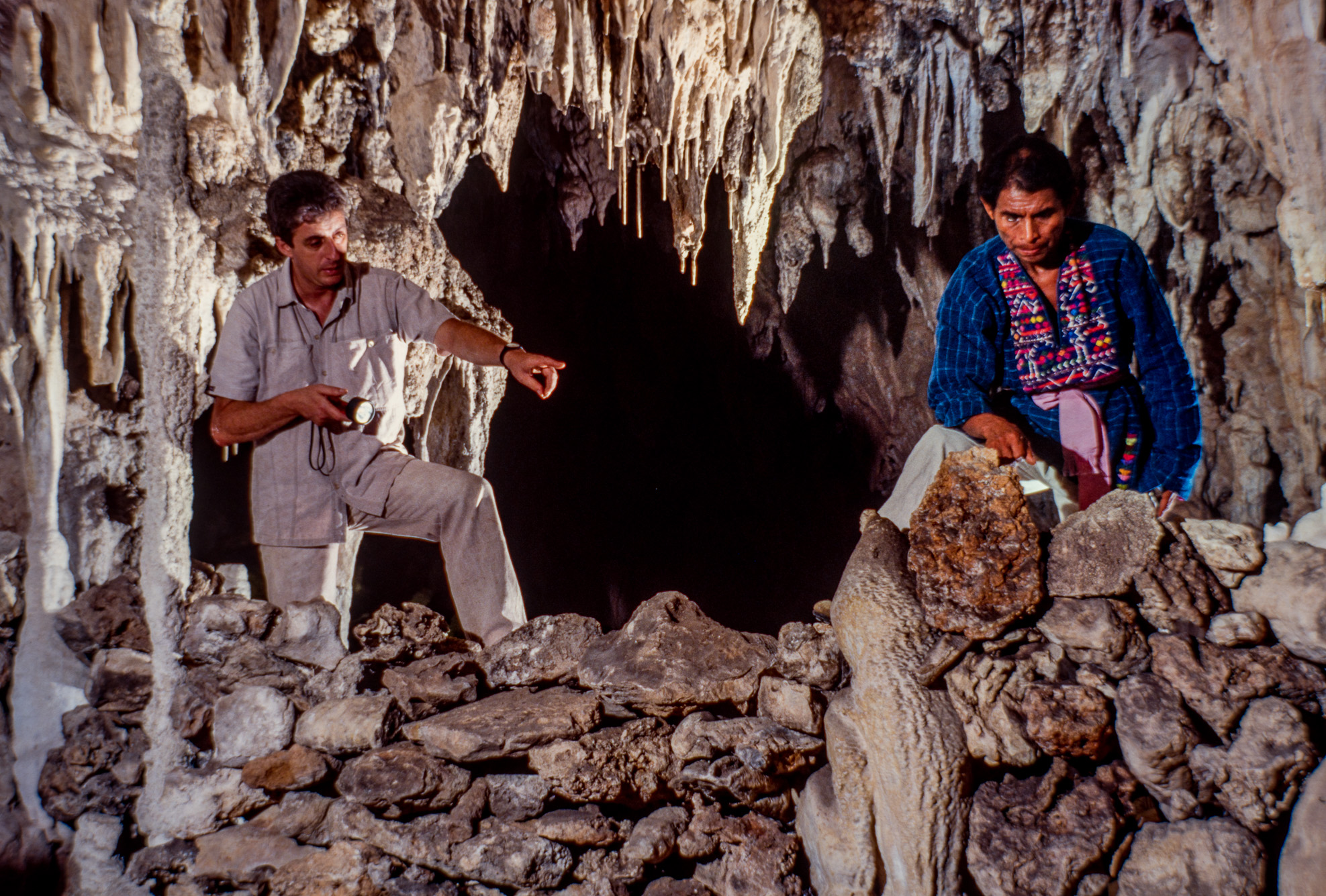 Processions et rituels Mayas dans la région de la Candelaria.Découverte d'un mur protégeant une grotte secrète.