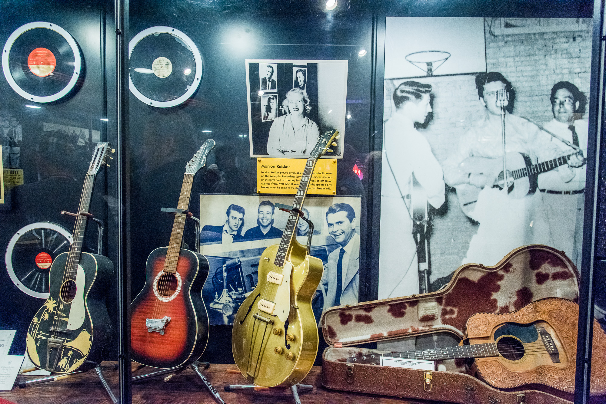 Dans SUN STUDIO. Visite du studio où furent enregistrés les premiers tubes d'Elvis.