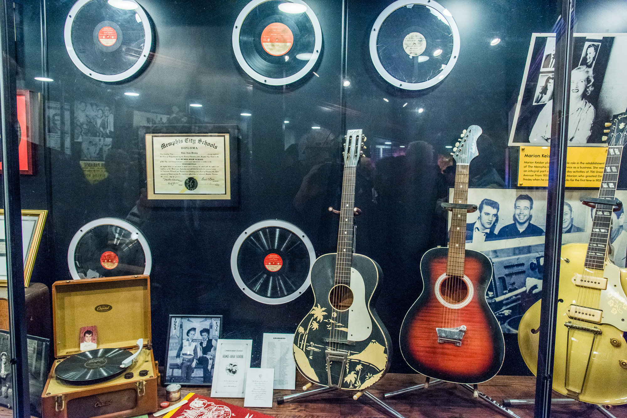 Dans SUN STUDIO. Visite du studio où furent enregistrés les premiers tubes d'Elvis.