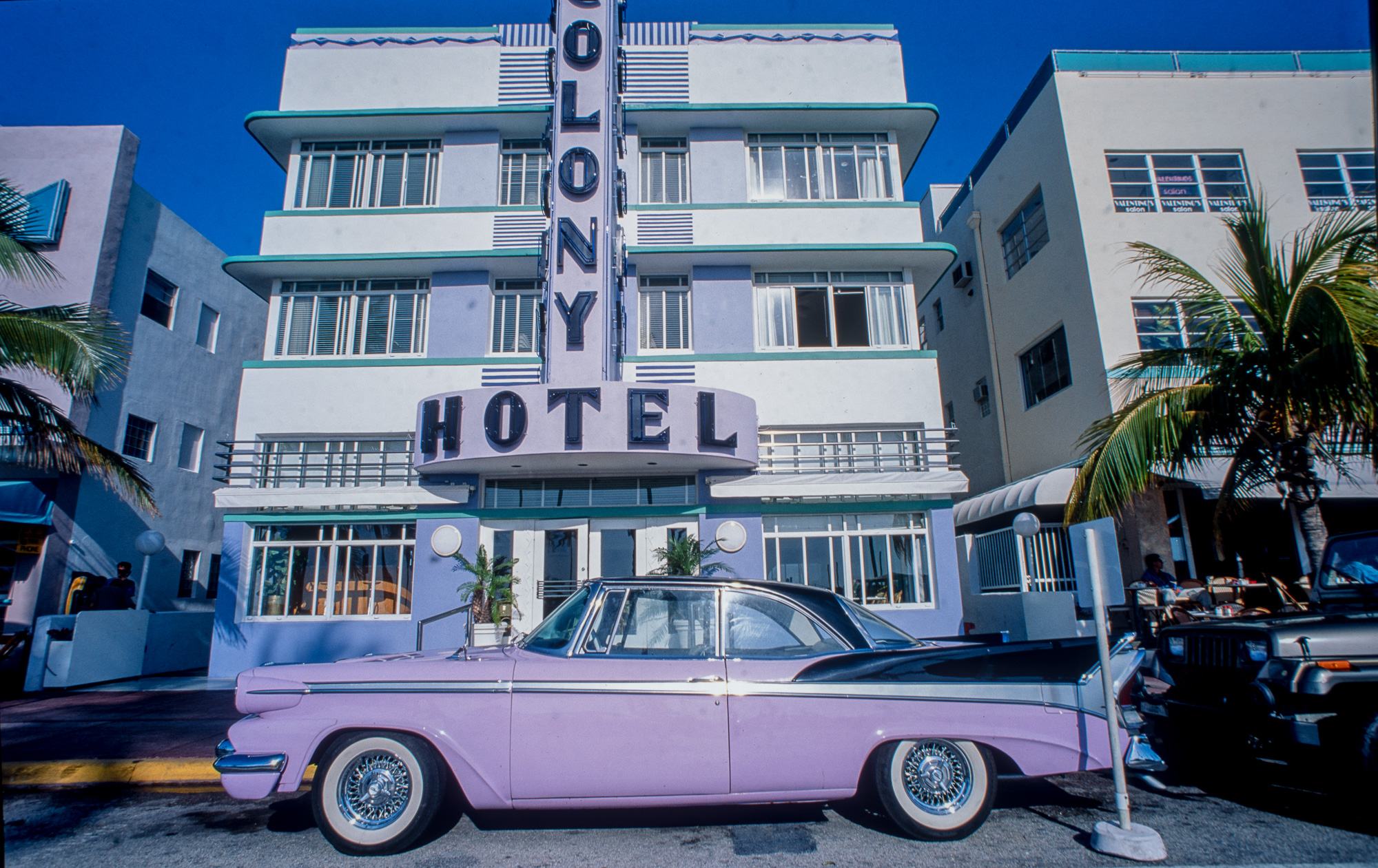 Art Deco District. Ambiances sur Ocean Drive. Le célèbre hôtel Colony avec une superbe Packard aux couleurs de l'établissement.