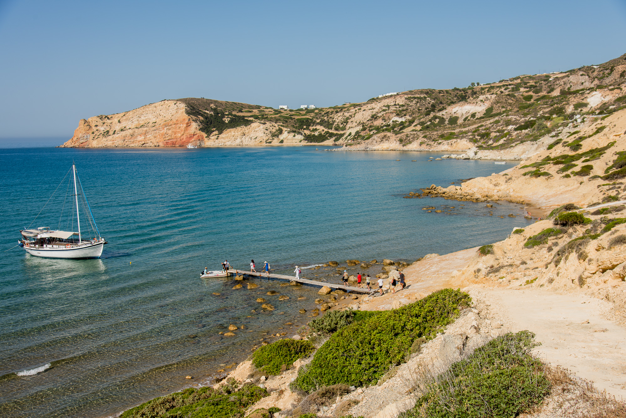 Provatas, départ des touristes pour un tour en bateau.