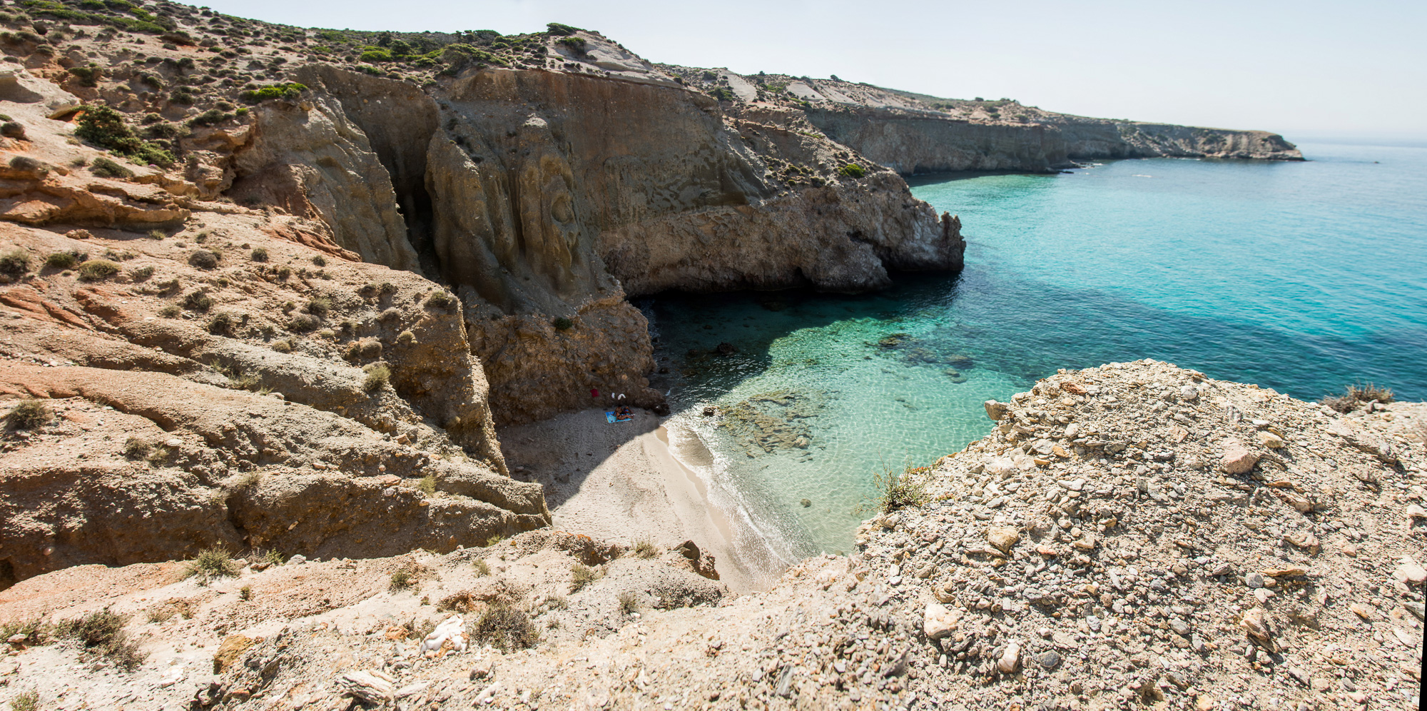 Tsigrado. Plage dans une très belle crique, mais difficile d'accés. Les usagers doivent emprunter une corde pour se sécuriser dans la descente et la montée.