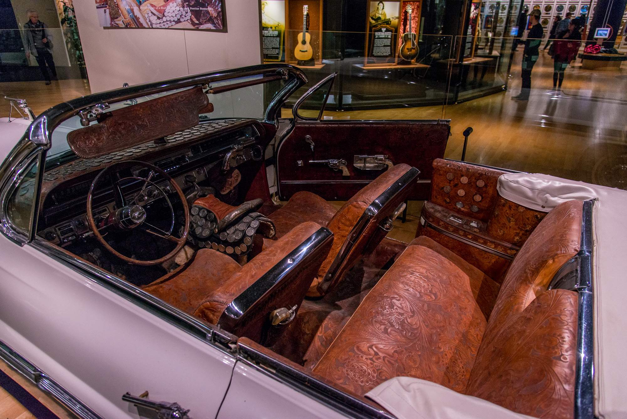 Country Music Hall of Fame. 5th avenue. La voiture d'un musicien à la recherche de discrétion.