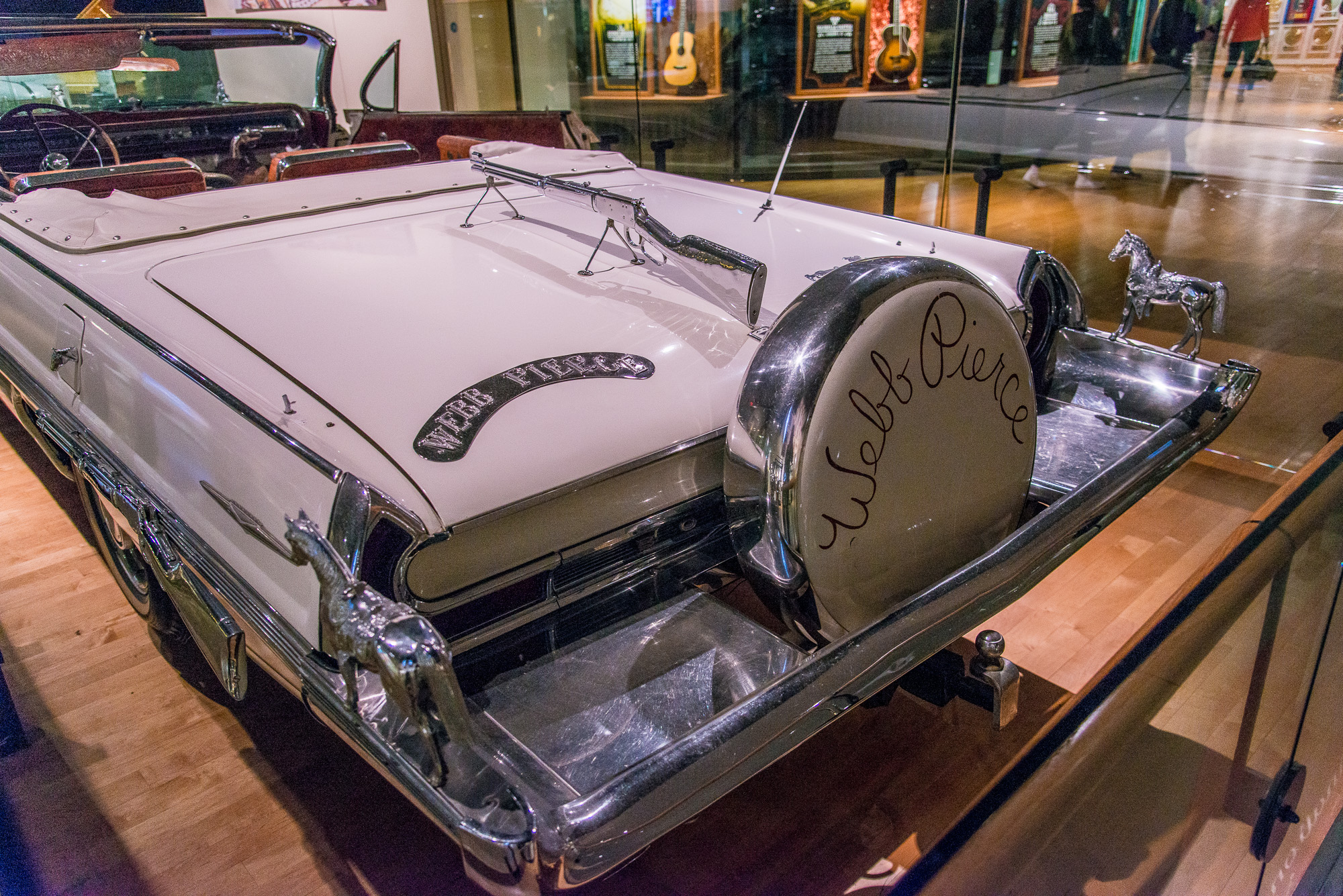 Country Music Hall of Fame. 5th avenue. La voiture d'un musicien à la recherche de discrétion.