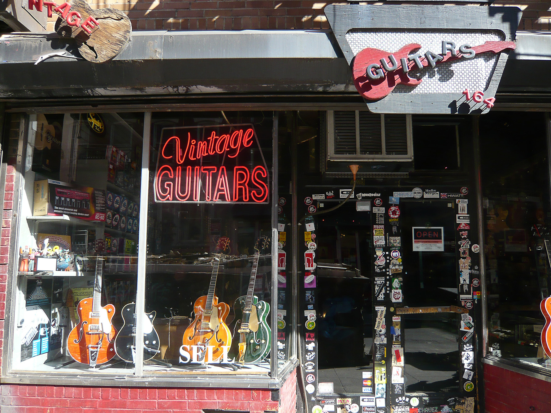 Lower Eastside. Ludlow street, margasin de guitares vintage.