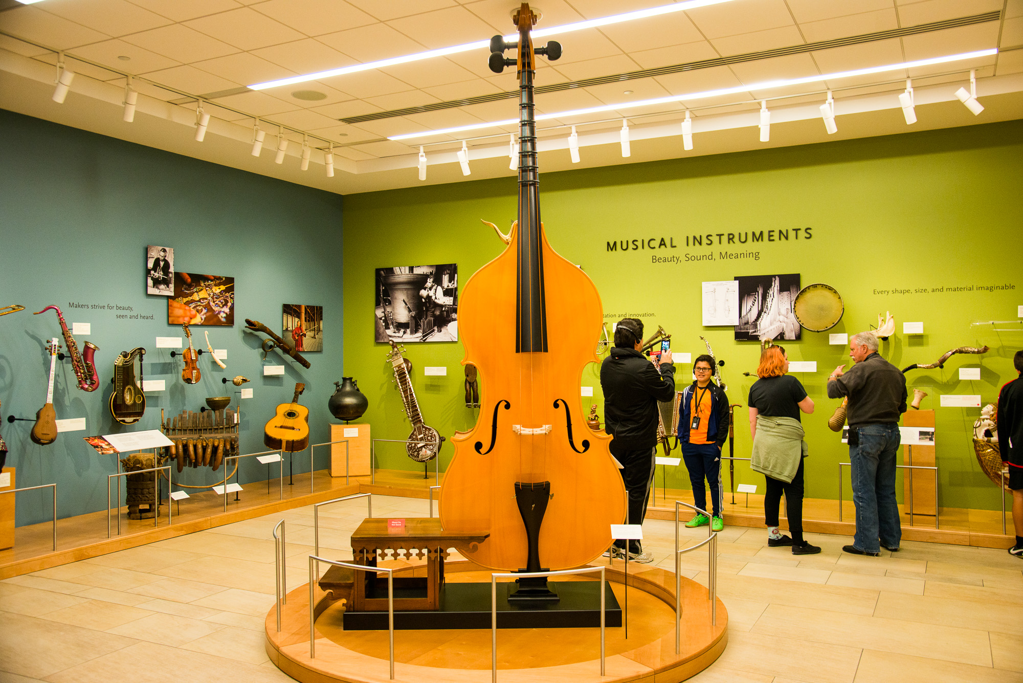 Musical Intrument Museum. Exposition interractive sur des intruments de tous les pays. Un ingénieux systeme "BlueTooth" permet d'écouter le son de chaque instrument lorsqu'on se place devant les vitrines.