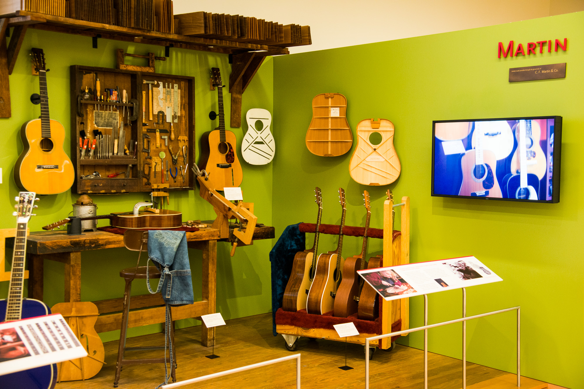 Musical Intrument Museum. Exposition interractive sur des intruments de tous les pays. Un ingénieux systeme "BlueTooth" permet d'écouter le son de chaque instrument lorsqu'on se place devant les vitrines.