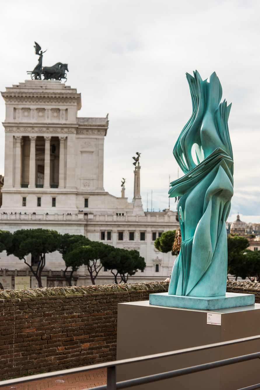 Marchés de Trajan. Exposition de sculptures modernes avec en arrière plan le Vittoriano.