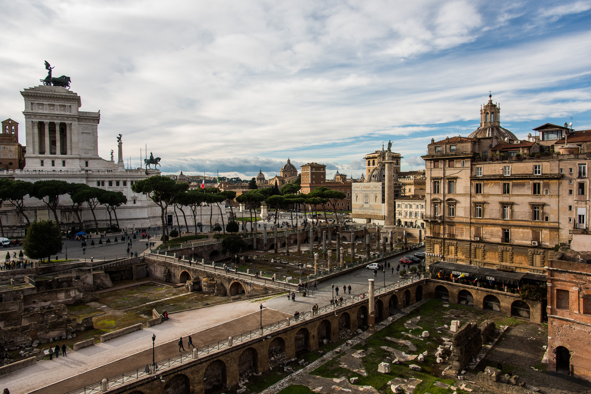 Vue depuis les Marchés de Trajan. De gauche à droite Vittoriano, Forum de César et Colonne Trajane.