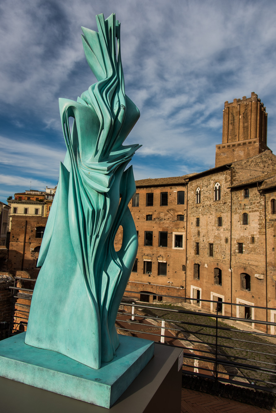 Marchés de Trajan. Exposition de sculptures modernes.