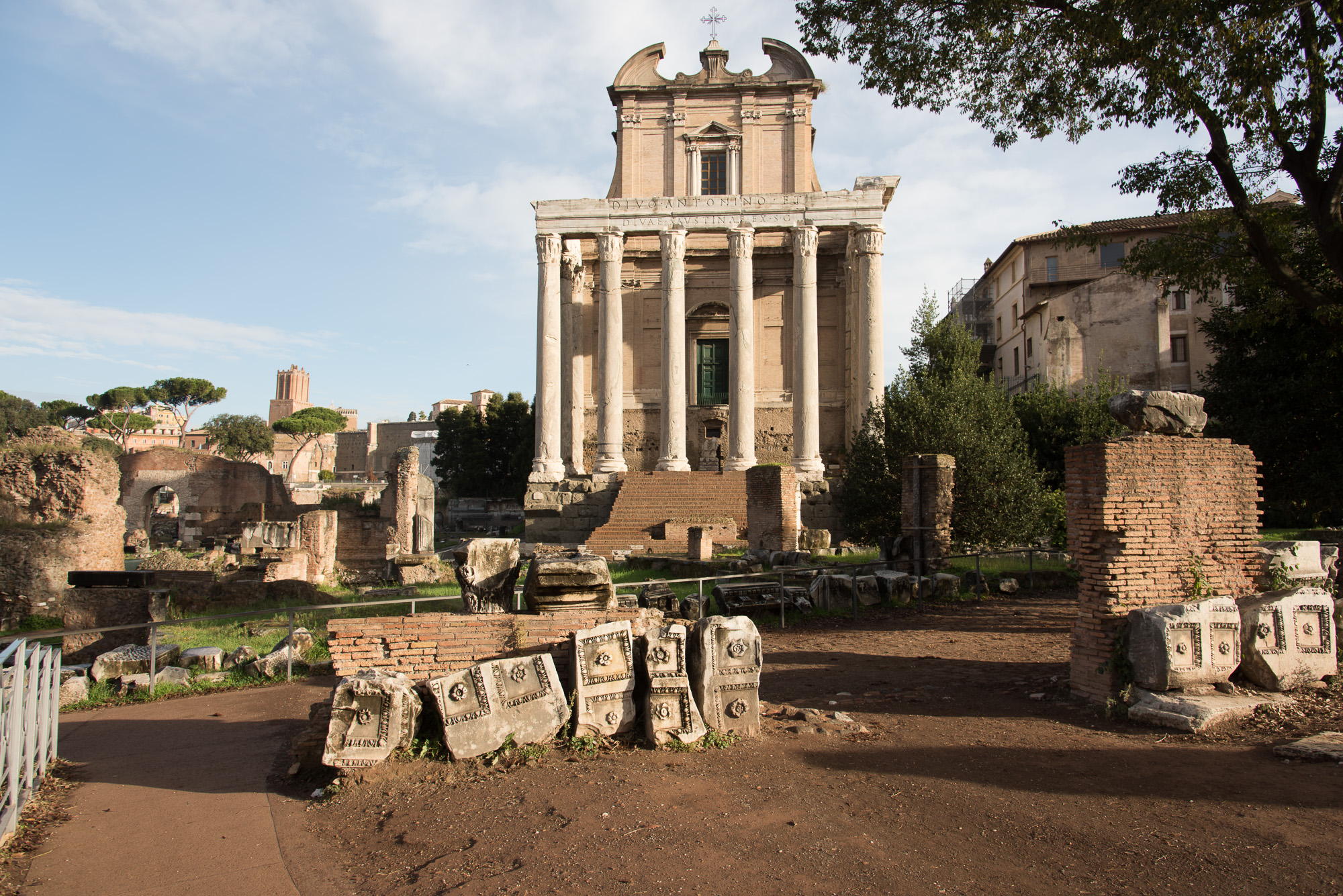 Le Forum romain. Temple d'Antonin et Faustine.