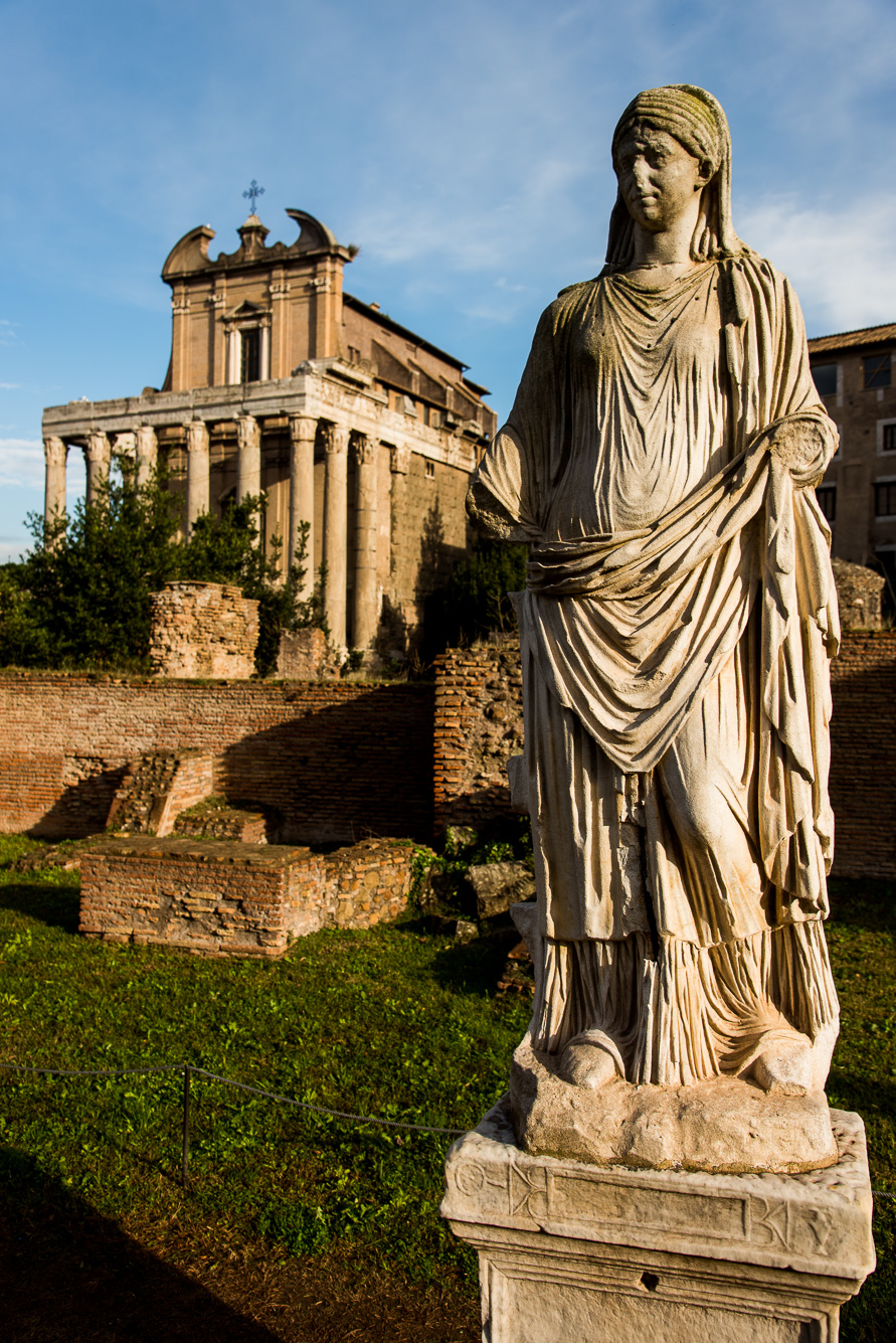 Le Forum romain. Vestale et temple d'Antonin et Faustine en arrière plan.