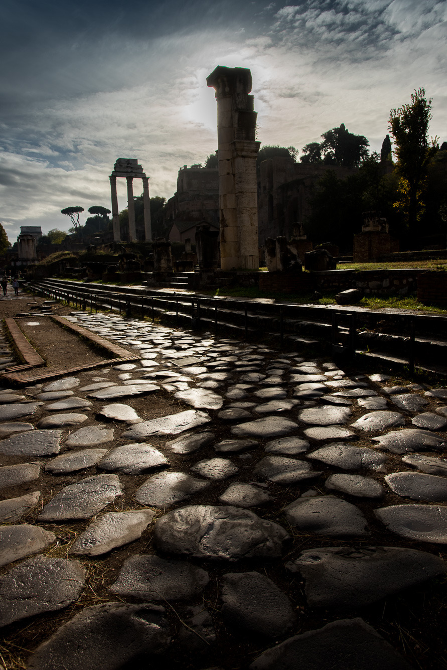 Le Forum romain. Via Nova et Basilique Julia.
