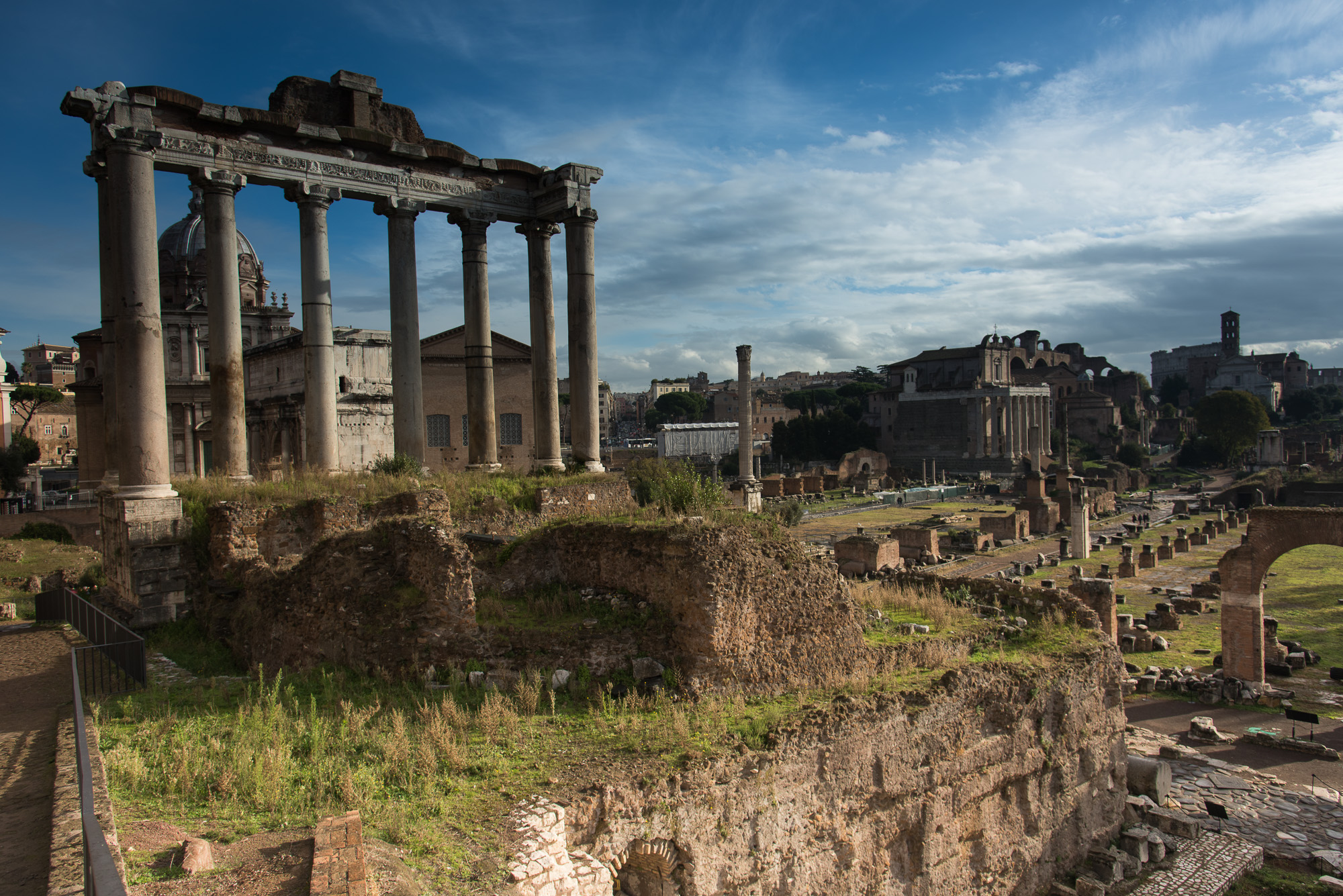 Le Forum romain. Temple de Saturne.