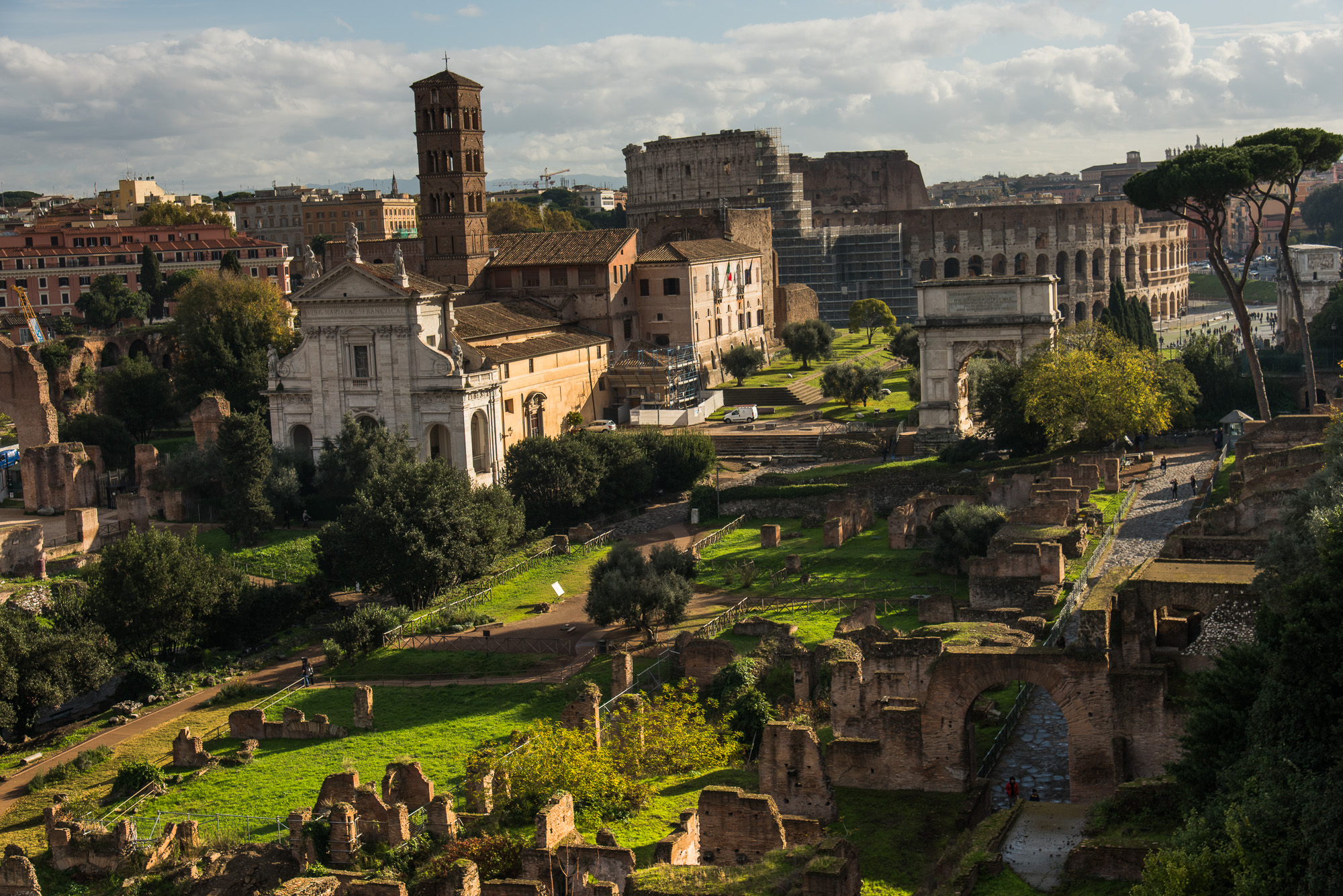 Le Forum romain. San Francesca Romana, Arc de Titus et Colisée. Vue depuis les Jardins Farnese.