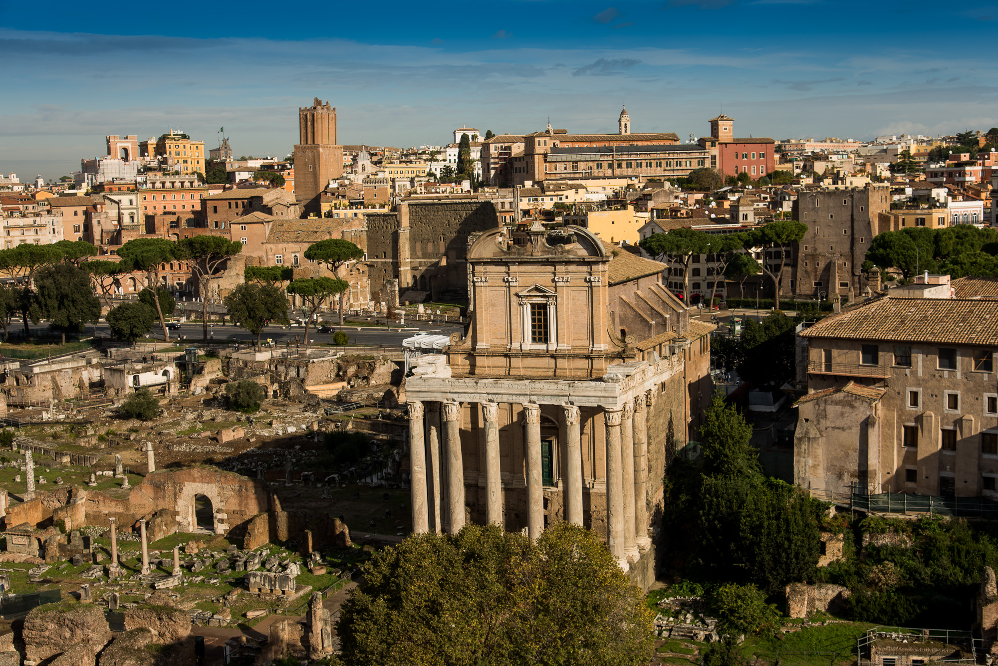 Le Forum romain. Temple d'Antonin et Faustine. Vue depuis les Jardins Farnese.