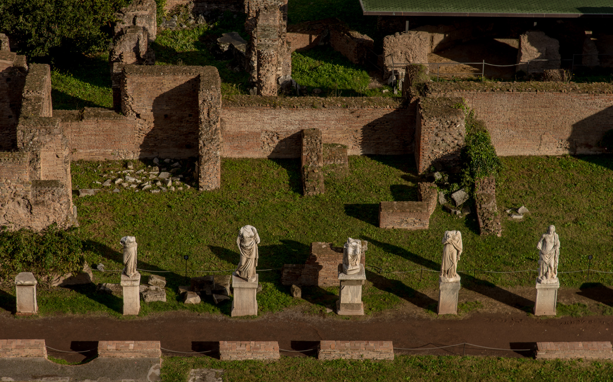Le Forum romain. Maison des Vestales. Vue depuis les Jardins Farnese.