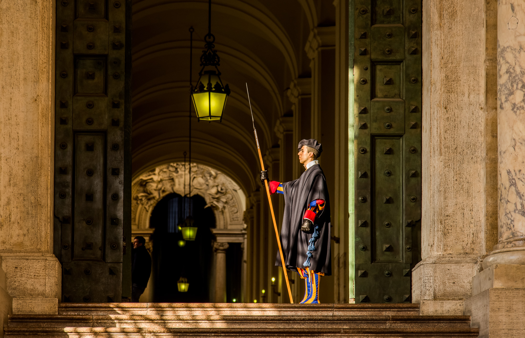 Vatican. Garde Suisse en faction devant l'entrée principale du Palais apostolique.