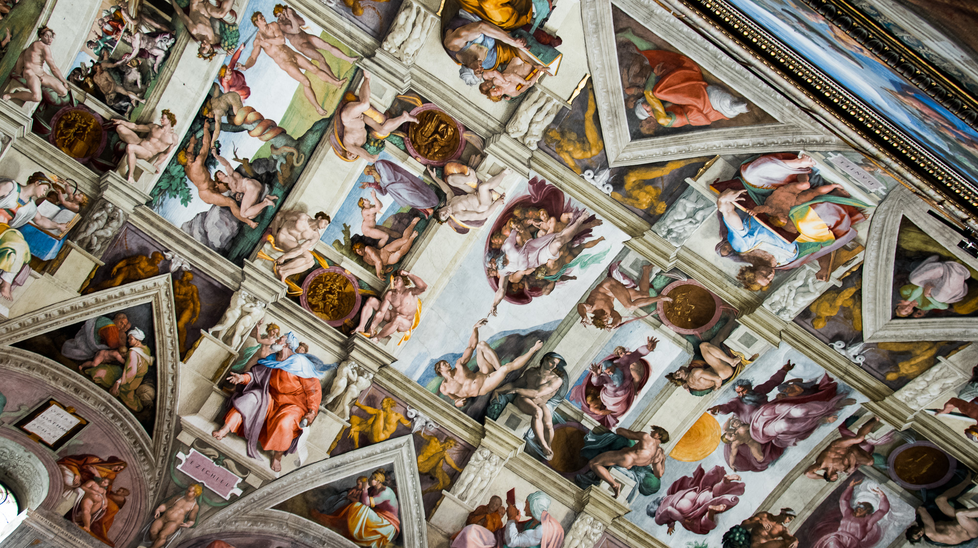 Vatican. Plafond de la Chapelle Sixtine, avec, au centre,  "La Création de l'homme" de Michel Ange :