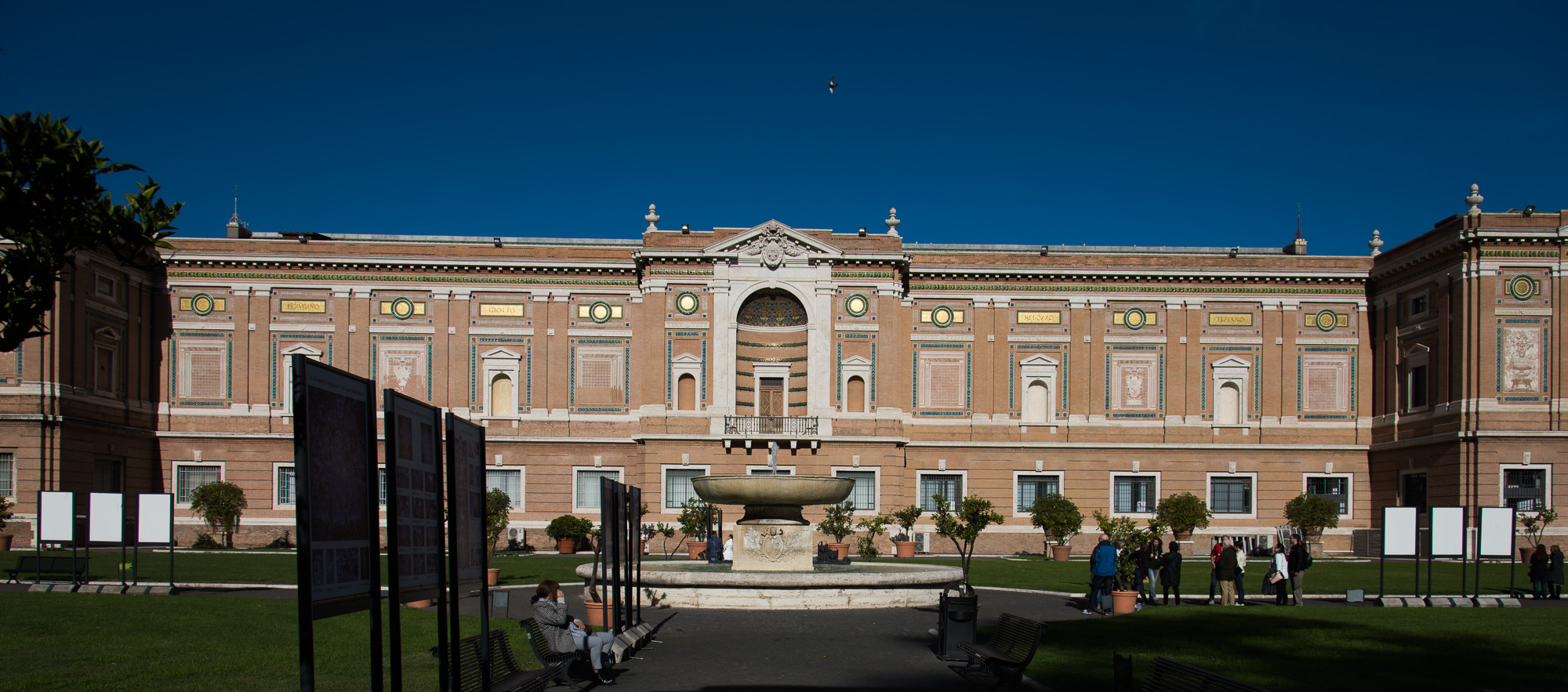 Musée du Vatican. Galerie extérieure de la Pinacothèque