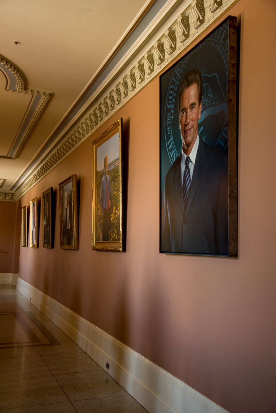 Le Capitole. Maison du gouverneur et les portraits de tous les gouverneurs de Californie, dont le plus célèbre : Schwartzeneger