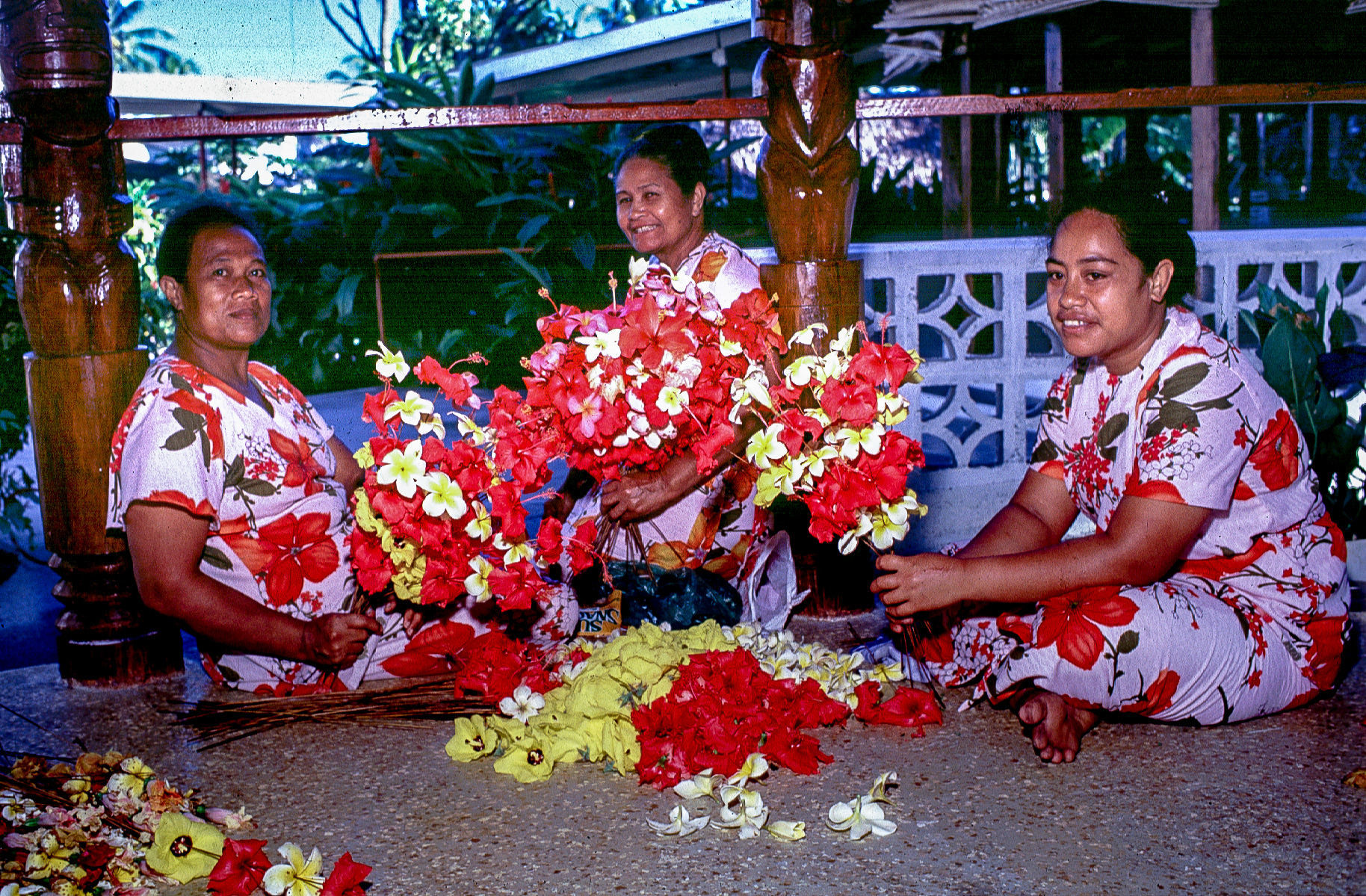 Apia - confection de bouquets de fleur dans l'hôtel Aggie's Grey.