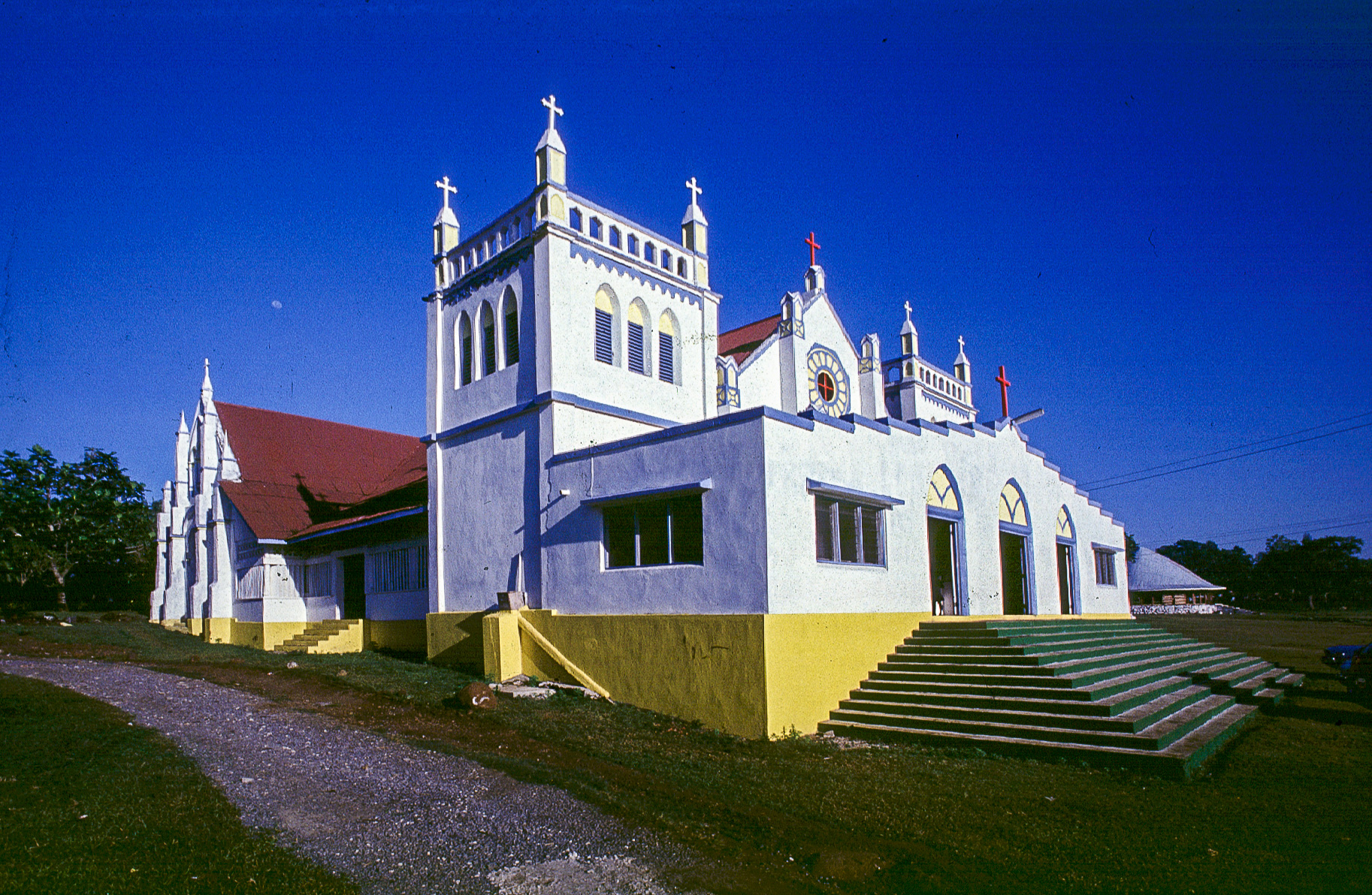 Aleipata - une église très colorèe.