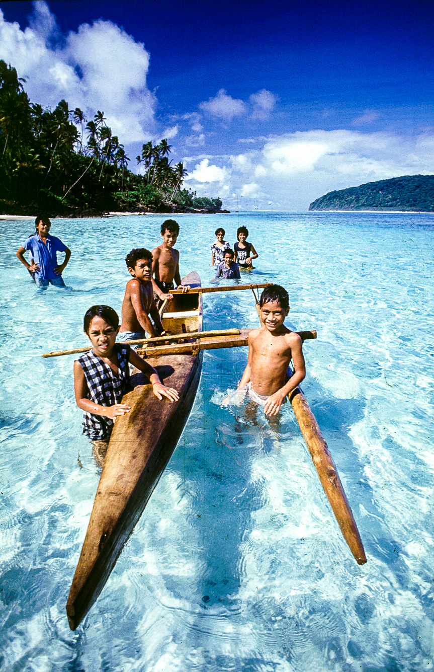 Lalomanu - les pirogues à balancier sont encore<br />utilisées par les pêcheurs.