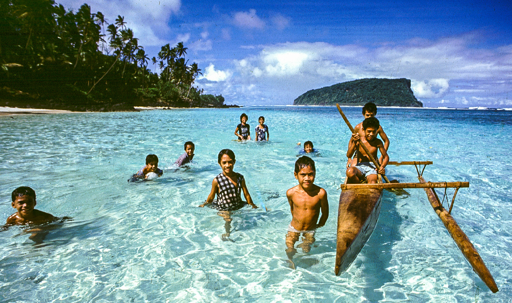 Lalomanu - les pirogues à balancier sont encore<br />utilisées par les pêcheurs.