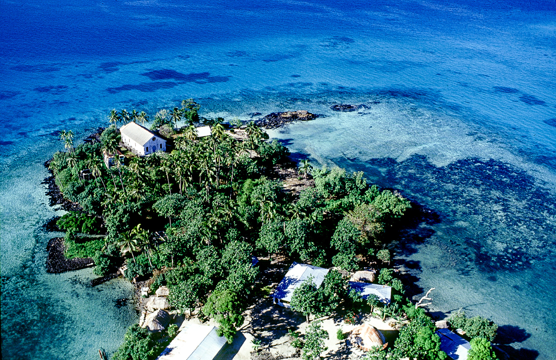 Vue d'avion du petit village en bout de l'île.