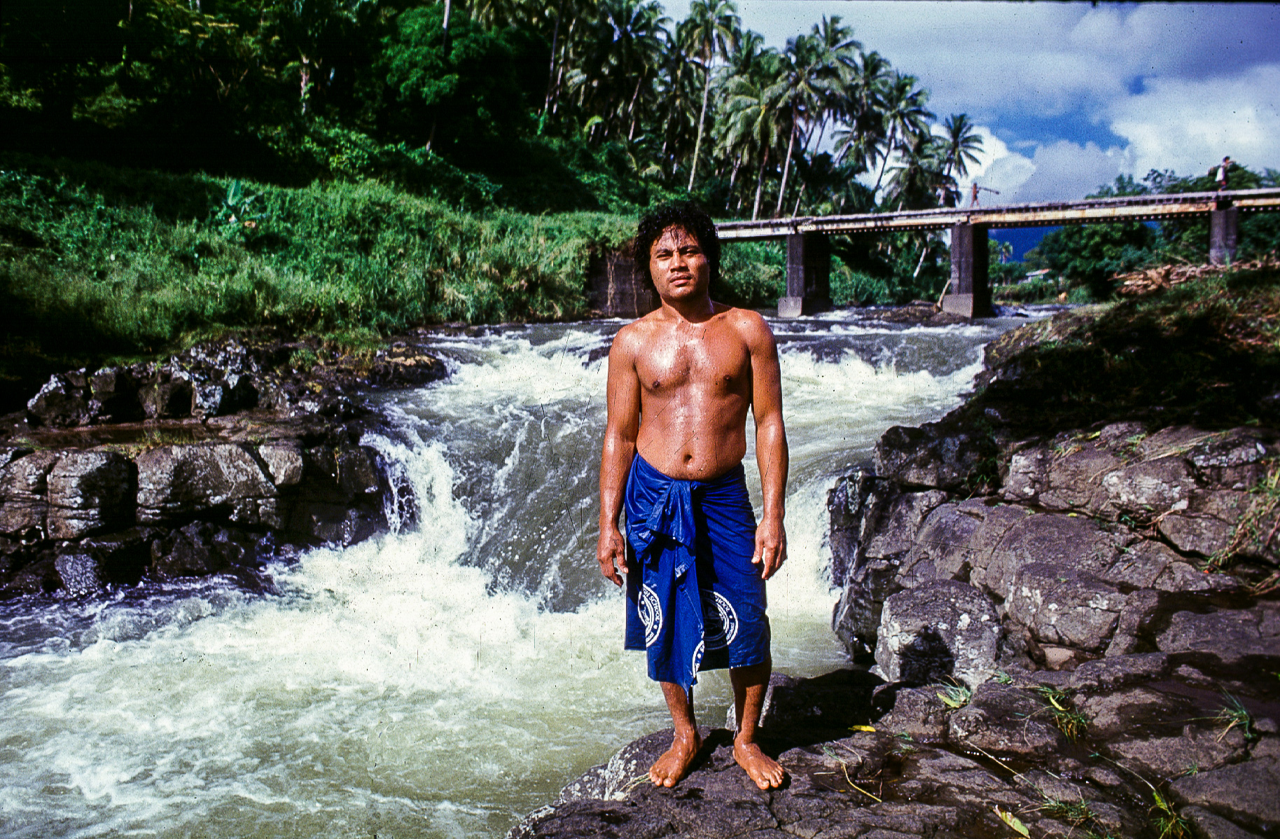 Fagaloa Bay - un samoan près des chûtes de falefa falls.