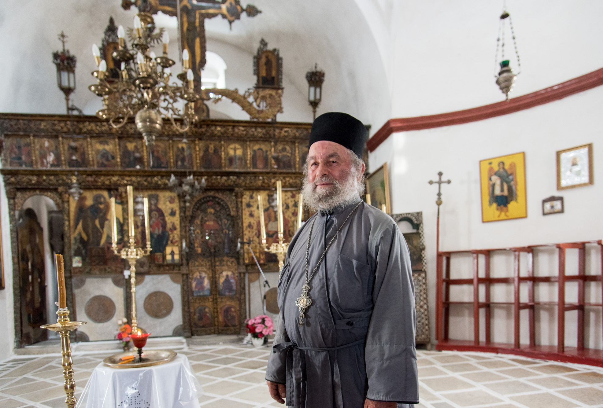 Monastère des Taxiarques XVème siècle. le moine Makarios est souvent présent pour vous faire visiter ce lieu de culte ortodoxe.
