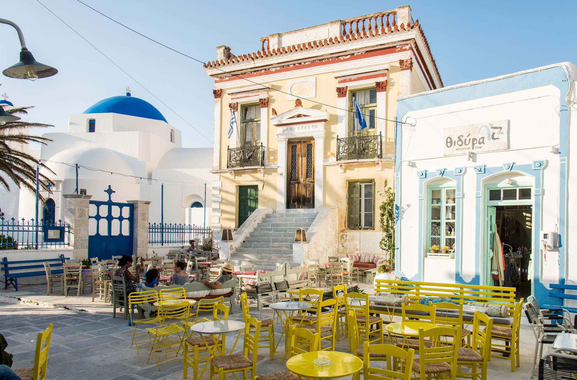 Chora. L'église et la mairie néo-classique.